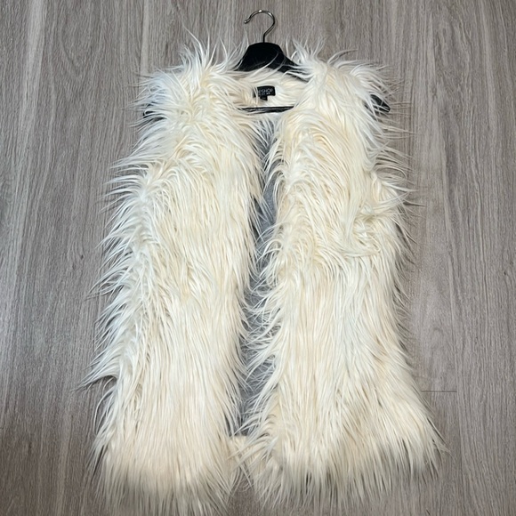 TOPSHOP FAUX FUR VEST - Picture 1 of 3